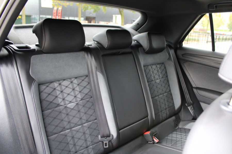 Volkswagen T-Roc 1.5 TSI R-Line | PANO | STOEL&STUUR VERW | IQ LIGHT | BLACK STYLE | ACC | ELEK ACHTERKLEP | Volkswagen T-Roc 1.5 TSI R-Line | PANO | STOEL&STUUR VERW | IQ LIGHT | BLACK STYLE | ACC | ELEK ACHTERKLEP |