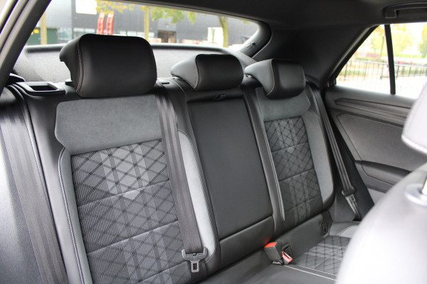Volkswagen T-Roc 1.5 TSI R-Line | PANO | STOEL&STUUR VERW | IQ LIGHT | BLACK STYLE | ACC | ELEK ACHTERKLEP | Volkswagen T-Roc 1.5 TSI R-Line | PANO | STOEL&STUUR VERW | IQ LIGHT | BLACK STYLE | ACC | ELEK ACHTERKLEP |