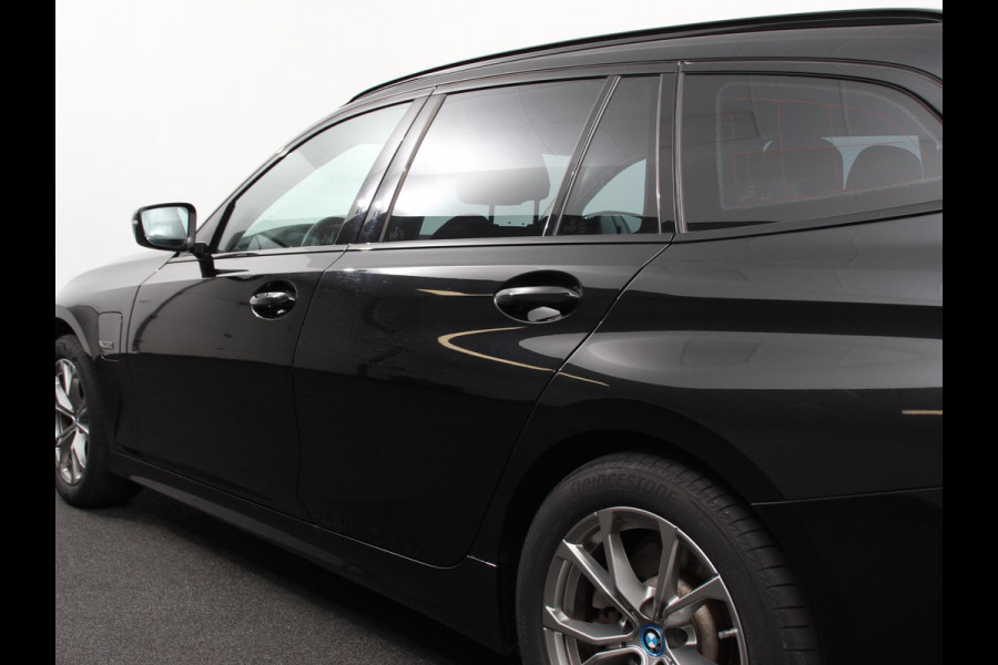 BMW 3 Serie Touring 330e Touring Sportline PHEV AUT | Climate control | Adaptieve cruise control | Parkeersensoren | Navigatie | Sfeerverlichting | Stuur + stoelverwarming | Apple Carplay/ Android Auto