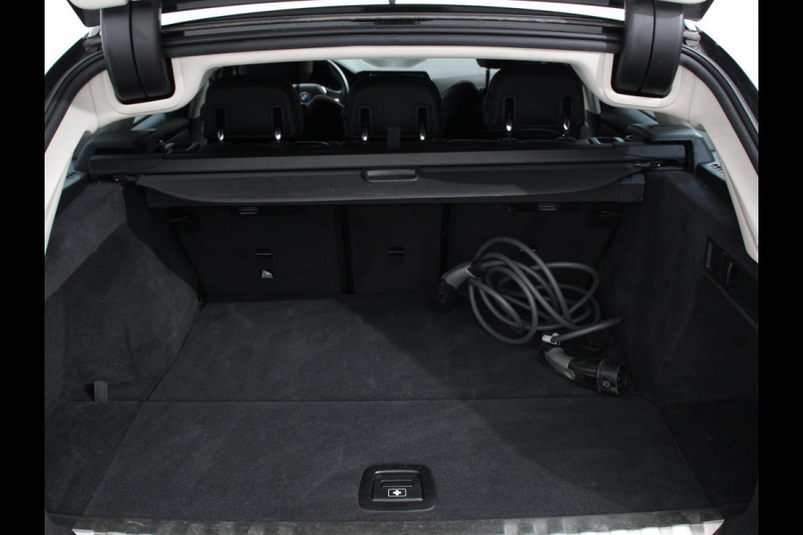 BMW 3 Serie Touring 330e Touring Sportline PHEV AUT | Climate control | Adaptieve cruise control | Parkeersensoren | Navigatie | Sfeerverlichting | Stuur + stoelverwarming | Apple Carplay/ Android Auto