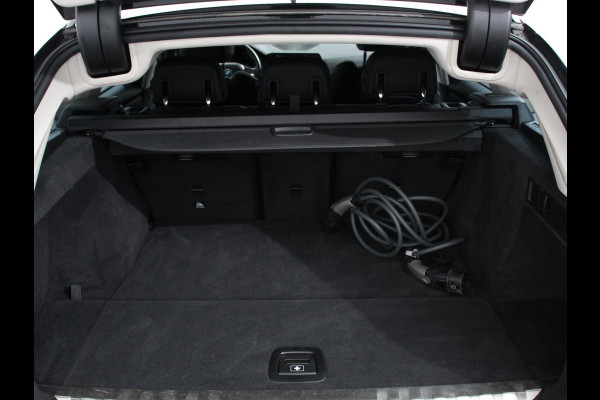 BMW 3 Serie Touring 330e Touring Sportline PHEV AUT | Climate control | Adaptieve cruise control | Parkeersensoren | Navigatie | Sfeerverlichting | Stuur + stoelverwarming | Apple Carplay/ Android Auto