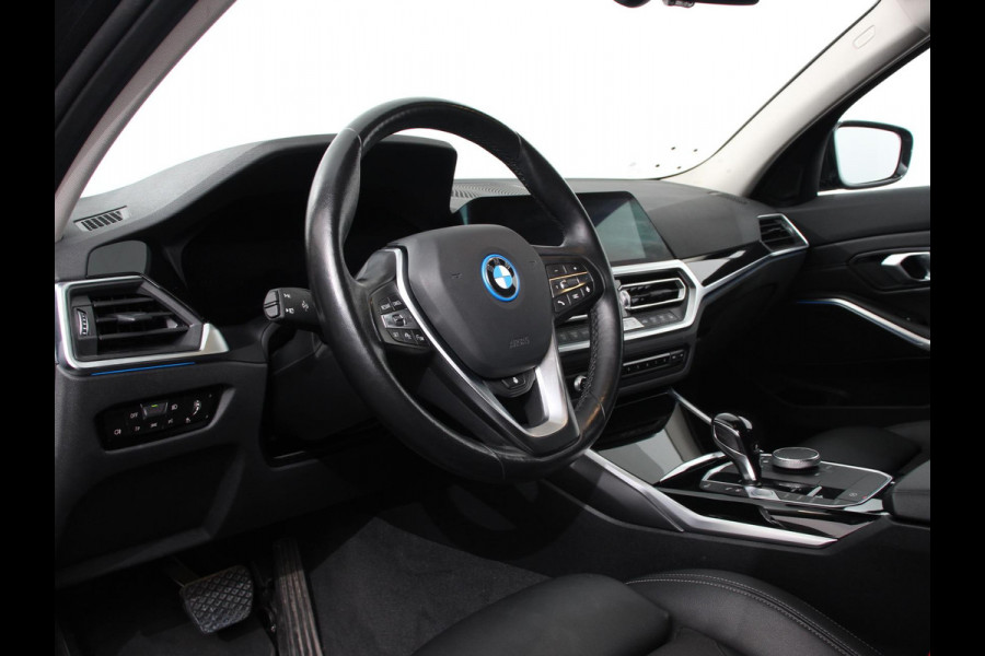BMW 3 Serie Touring 330e Touring Sportline PHEV AUT | Climate control | Adaptieve cruise control | Parkeersensoren | Navigatie | Sfeerverlichting | Stuur + stoelverwarming | Apple Carplay/ Android Auto