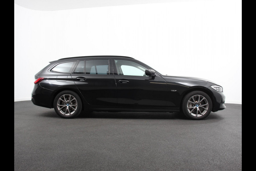 BMW 3 Serie Touring 330e Touring Sportline PHEV AUT | Climate control | Adaptieve cruise control | Parkeersensoren | Navigatie | Sfeerverlichting | Stuur + stoelverwarming | Apple Carplay/ Android Auto