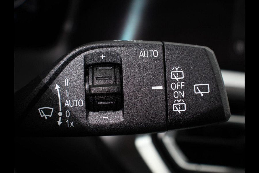 BMW 3 Serie Touring 330e Touring Sportline PHEV AUT | Climate control | Adaptieve cruise control | Parkeersensoren | Navigatie | Sfeerverlichting | Stuur + stoelverwarming | Apple Carplay/ Android Auto