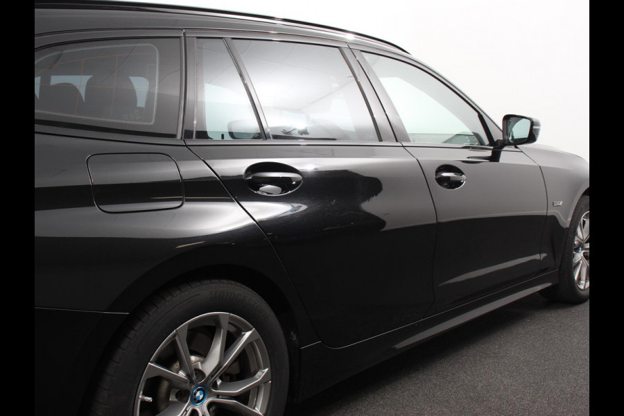 BMW 3 Serie Touring 330e Touring Sportline PHEV AUT | Climate control | Adaptieve cruise control | Parkeersensoren | Navigatie | Sfeerverlichting | Stuur + stoelverwarming | Apple Carplay/ Android Auto