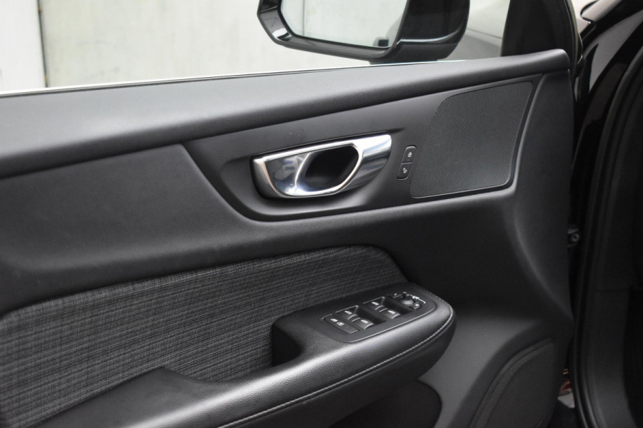 Volvo V60 B4 211PK Automaat Core / Navigatie / Achteruitrijcamera / Elektrische achterklep / LM Velgen / Elektr. Trekhaak / Parkeersensoren voor+achter