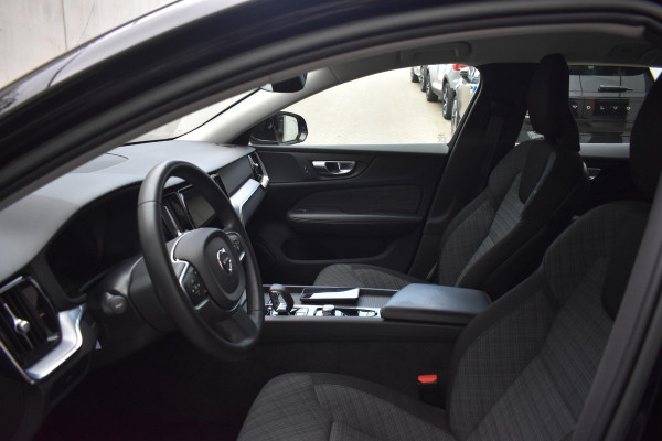 Volvo V60 B4 211PK Automaat Core / Navigatie / Achteruitrijcamera / Elektrische achterklep / LM Velgen / Elektr. Trekhaak / Parkeersensoren voor+achter