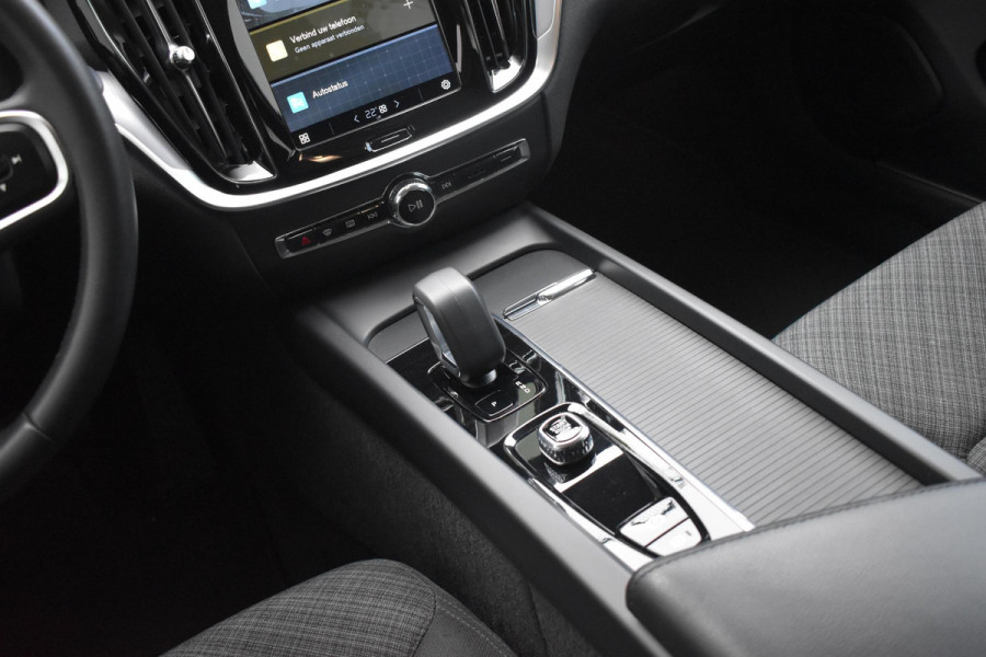 Volvo V60 B4 211PK Automaat Core / Navigatie / Achteruitrijcamera / Elektrische achterklep / LM Velgen / Elektr. Trekhaak / Parkeersensoren voor+achter