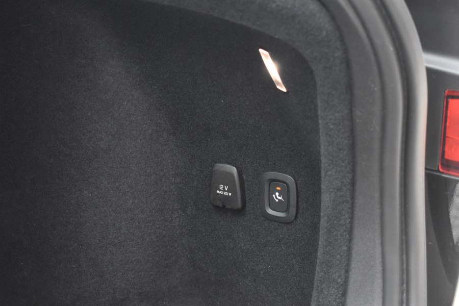 Volvo V60 B4 211PK Automaat Core / Navigatie / Achteruitrijcamera / Elektrische achterklep / LM Velgen / Elektr. Trekhaak / Parkeersensoren voor+achter