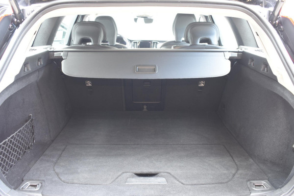 Volvo V60 B4 211PK Automaat Core / Navigatie / Achteruitrijcamera / Elektrische achterklep / LM Velgen / Elektr. Trekhaak / Parkeersensoren voor+achter