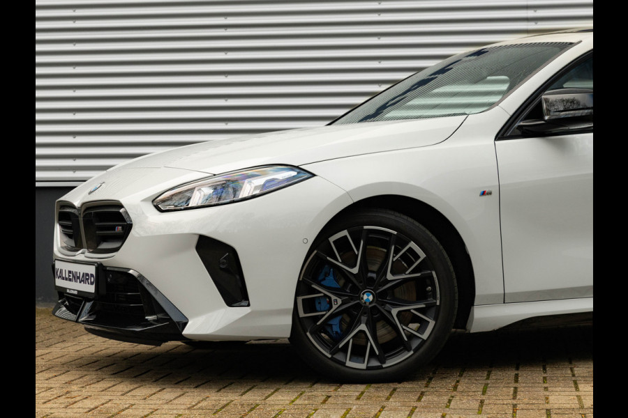 BMW 1-serie M135 xDrive - Pano - Trekhaak - Head-Up - Harman Kadon - Driving Ass