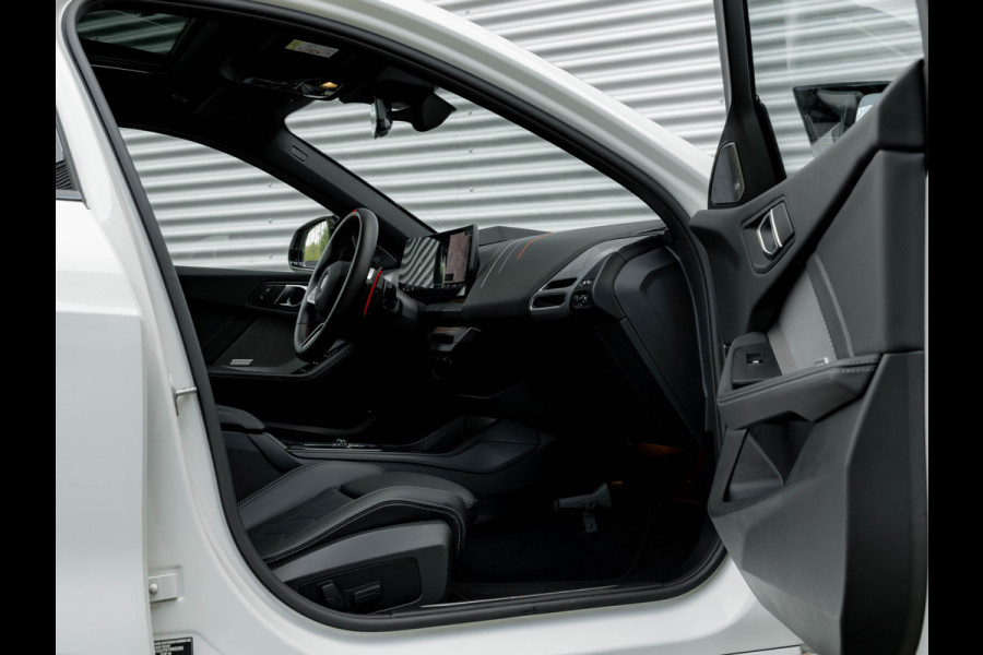 BMW 1-serie M135 xDrive - Pano - Trekhaak - Head-Up - Harman Kadon - Driving Ass