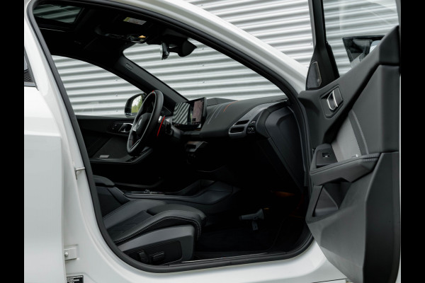 BMW 1-serie M135 xDrive - Pano - Trekhaak - Head-Up - Harman Kadon - Driving Ass