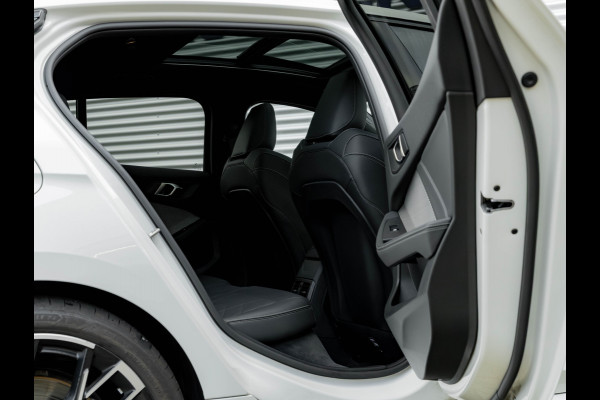 BMW 1-serie M135 xDrive - Pano - Trekhaak - Head-Up - Harman Kadon - Driving Ass