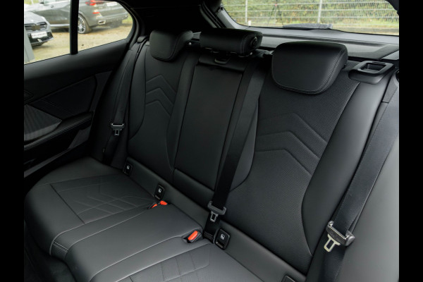 BMW 1-serie M135 xDrive - Pano - Trekhaak - Head-Up - Harman Kadon - Driving Ass