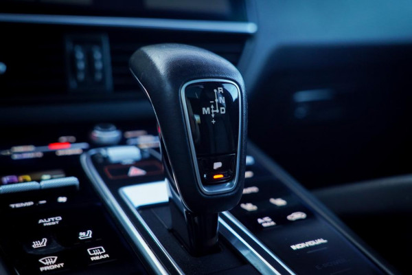 Porsche Cayenne 3.0 E-Hybrid / Pano / Massage / Trekhaak / Luchtvering / Rear Seat Entertainment