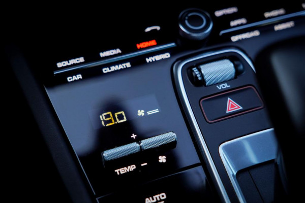 Porsche Cayenne 3.0 E-Hybrid / Pano / Massage / Trekhaak / Luchtvering / Rear Seat Entertainment