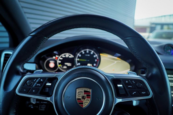 Porsche Cayenne 3.0 E-Hybrid / Pano / Massage / Trekhaak / Luchtvering / Rear Seat Entertainment