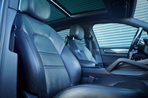 Porsche Cayenne 3.0 E-Hybrid / Pano / Massage / Trekhaak / Luchtvering / Rear Seat Entertainment