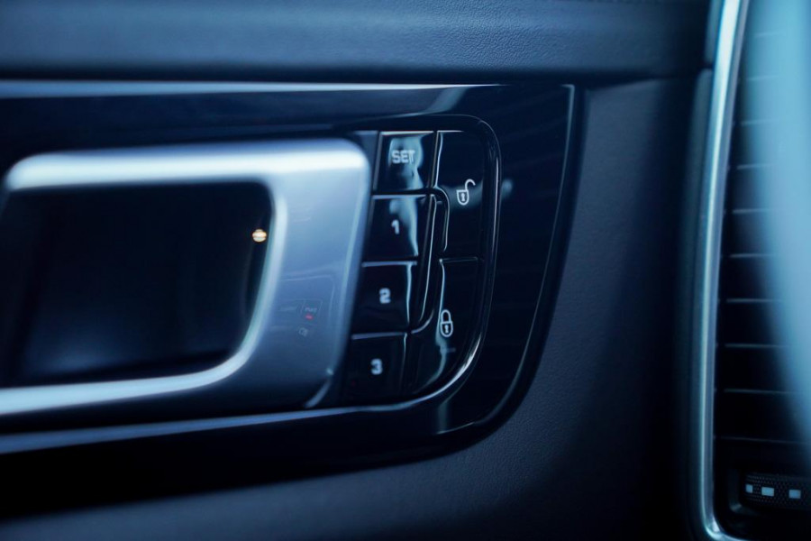 Porsche Cayenne 3.0 E-Hybrid / Pano / Massage / Trekhaak / Luchtvering / Rear Seat Entertainment