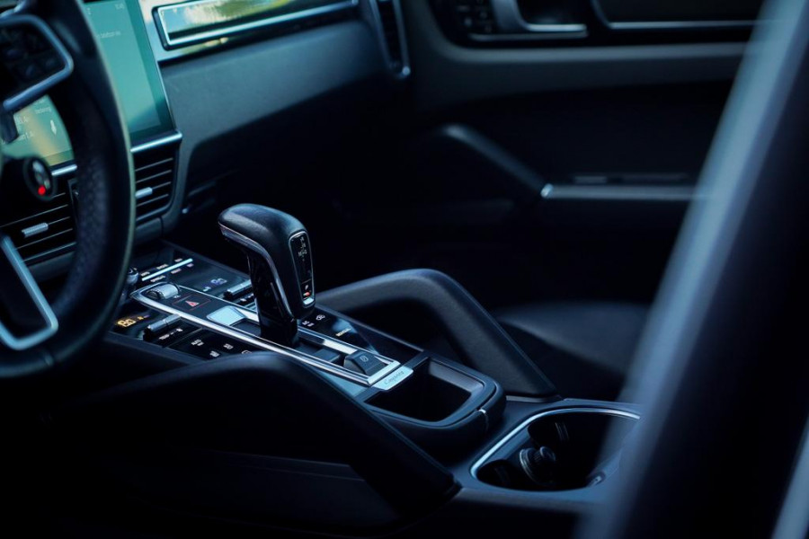 Porsche Cayenne 3.0 E-Hybrid / Pano / Massage / Trekhaak / Luchtvering / Rear Seat Entertainment