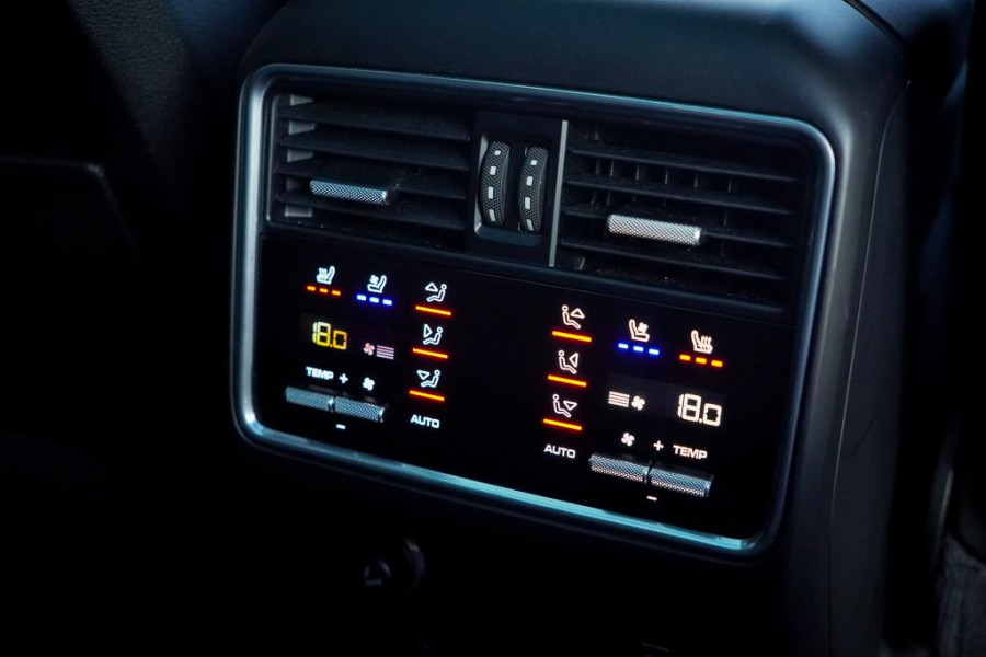 Porsche Cayenne 3.0 E-Hybrid / Pano / Massage / Trekhaak / Luchtvering / Rear Seat Entertainment