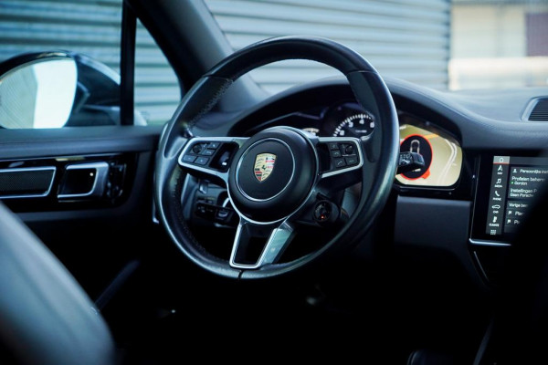 Porsche Cayenne 3.0 E-Hybrid / Pano / Massage / Trekhaak / Luchtvering / Rear Seat Entertainment