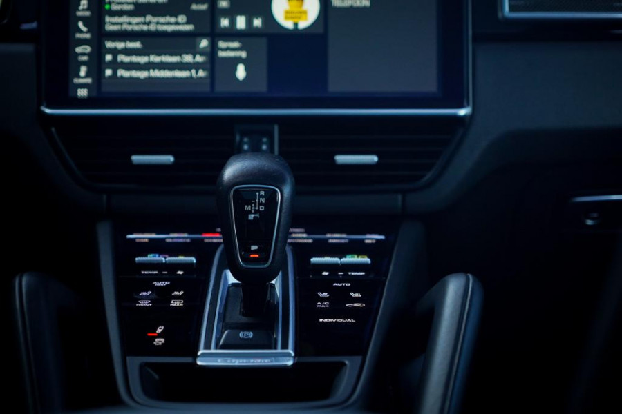 Porsche Cayenne 3.0 E-Hybrid / Pano / Massage / Trekhaak / Luchtvering / Rear Seat Entertainment