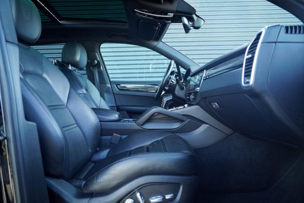 Porsche Cayenne 3.0 E-Hybrid / Pano / Massage / Trekhaak / Luchtvering / Rear Seat Entertainment