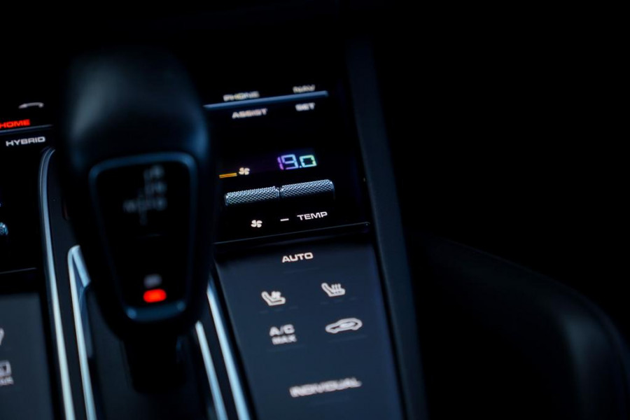 Porsche Cayenne 3.0 E-Hybrid / Pano / Massage / Trekhaak / Luchtvering / Rear Seat Entertainment