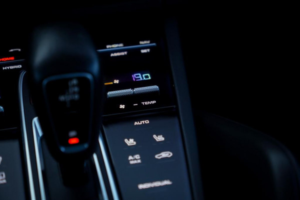 Porsche Cayenne 3.0 E-Hybrid / Pano / Massage / Trekhaak / Luchtvering / Rear Seat Entertainment