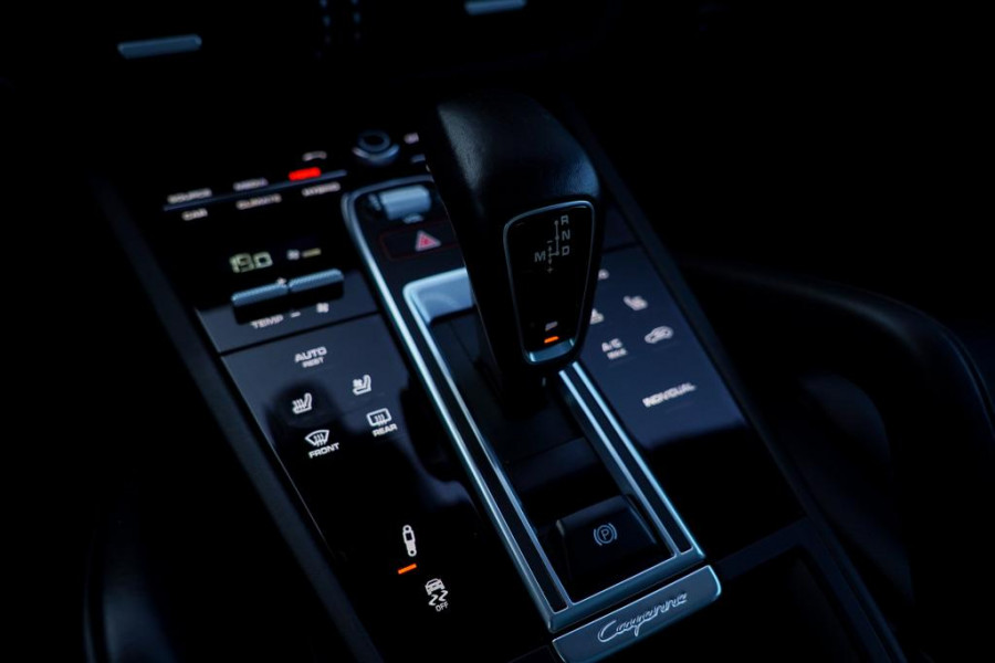 Porsche Cayenne 3.0 E-Hybrid / Pano / Massage / Trekhaak / Luchtvering / Rear Seat Entertainment