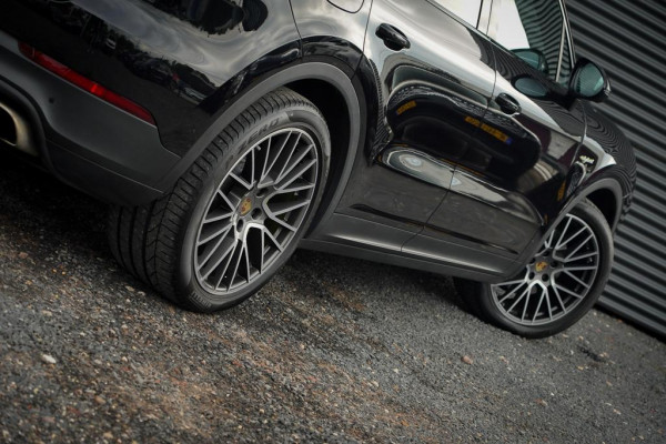 Porsche Cayenne 3.0 E-Hybrid / Pano / Massage / Trekhaak / Luchtvering / Rear Seat Entertainment