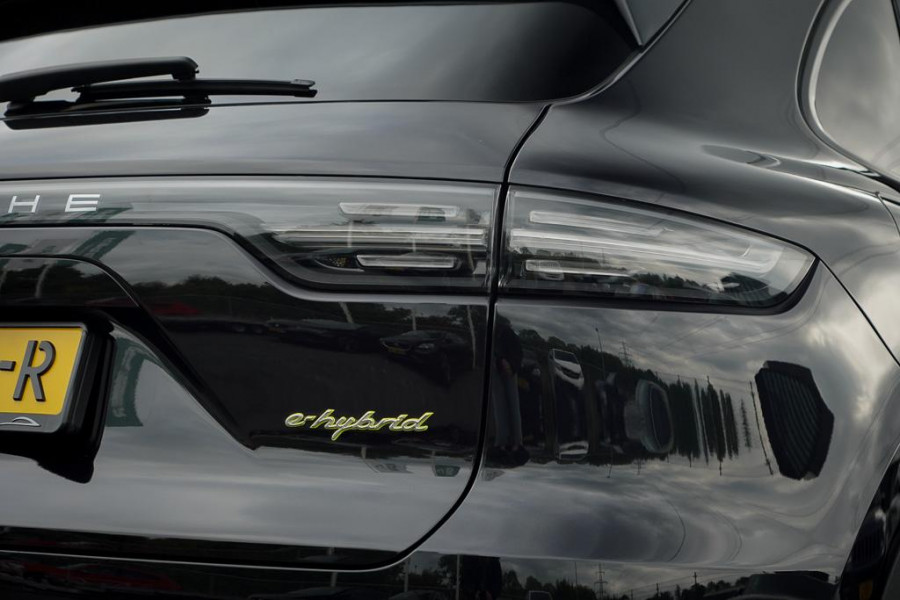 Porsche Cayenne 3.0 E-Hybrid / Pano / Massage / Trekhaak / Luchtvering / Rear Seat Entertainment