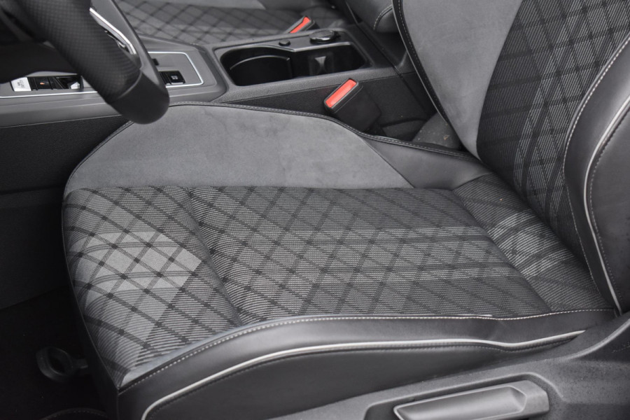 Volkswagen Golf 1.5 eTSI Variant 3x R Line Pano Keyless Lane Camera Trekhaak