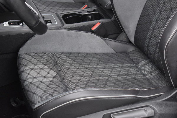 Volkswagen Golf 1.5 eTSI Variant 3x R Line Pano Keyless Lane Camera Trekhaak