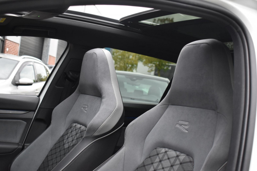 Volkswagen Golf 1.5 eTSI Variant 3x R Line Pano Keyless Lane Camera Trekhaak