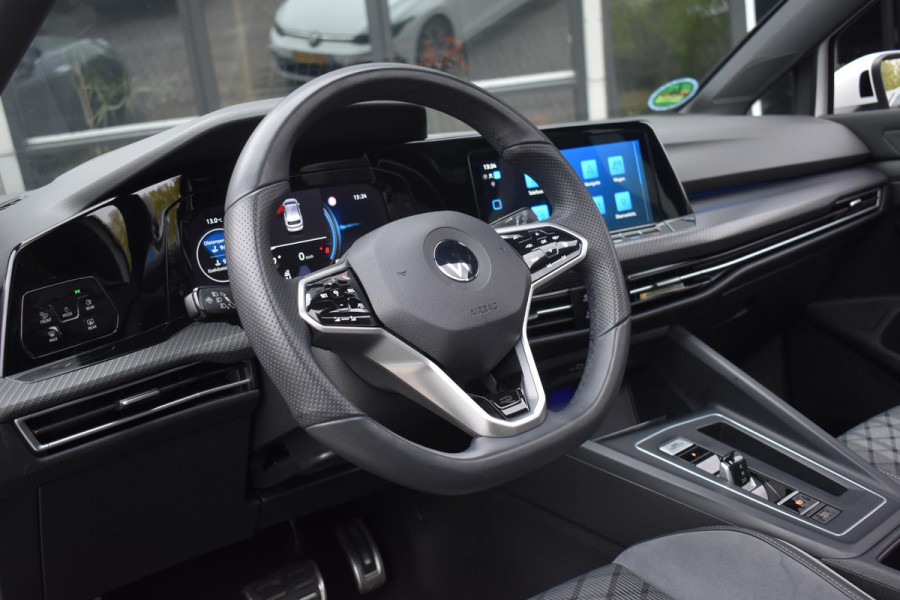 Volkswagen Golf 1.5 eTSI Variant 3x R Line Pano Keyless Lane Camera Trekhaak