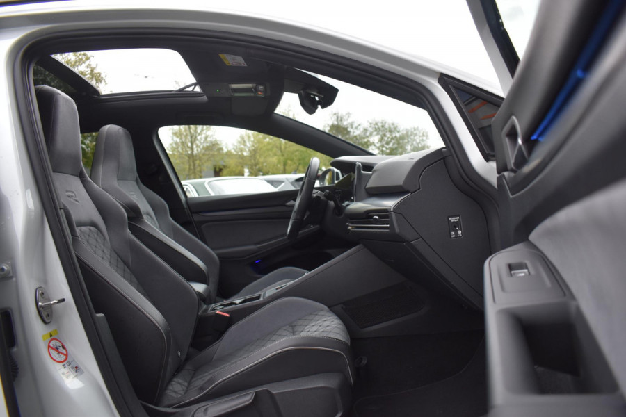 Volkswagen Golf 1.5 eTSI Variant 3x R Line Pano Keyless Lane Camera Trekhaak