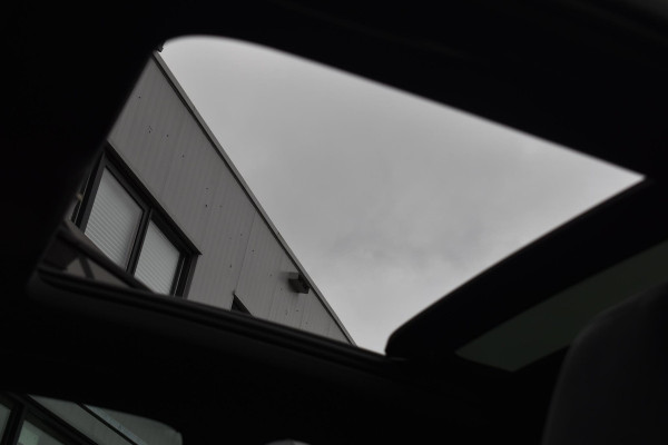 Volkswagen Golf 1.5 eTSI Variant 3x R Line Pano Keyless Lane Camera Trekhaak