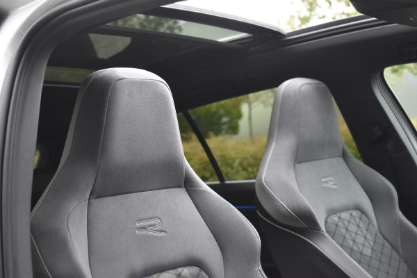 Volkswagen Golf 1.5 eTSI Variant 3x R Line Pano Keyless Lane Camera Trekhaak