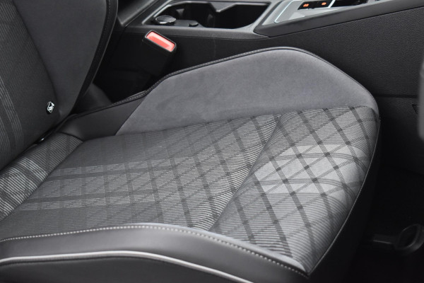 Volkswagen Golf 1.5 eTSI Variant 3x R Line Pano Keyless Lane Camera Trekhaak