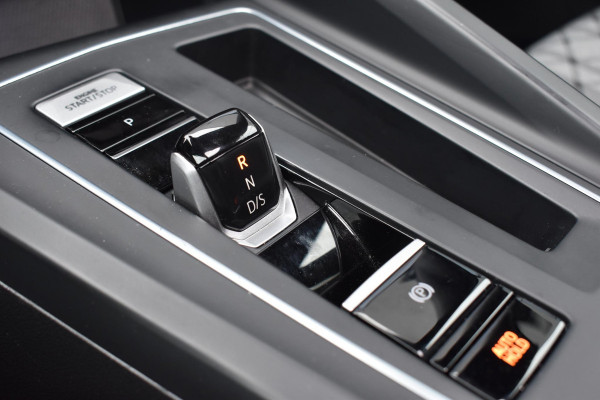 Volkswagen Golf 1.5 eTSI Variant 3x R Line Pano Keyless Lane Camera Trekhaak