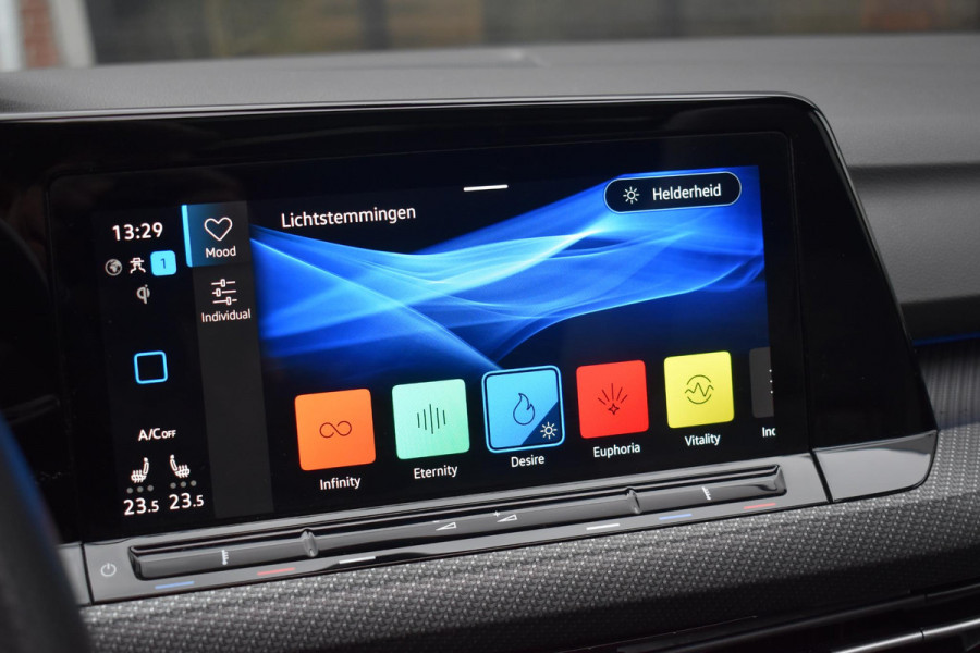 Volkswagen Golf 1.5 eTSI Variant 3x R Line Pano Keyless Lane Camera Trekhaak