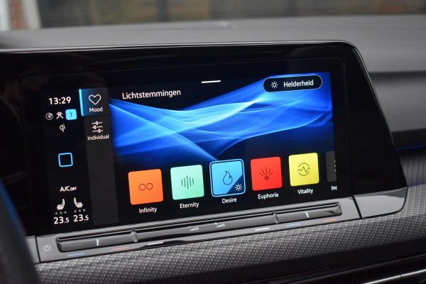 Volkswagen Golf 1.5 eTSI Variant 3x R Line Pano Keyless Lane Camera Trekhaak