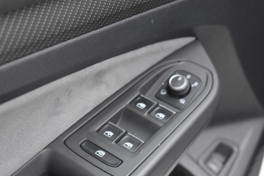 Volkswagen Golf 1.5 eTSI Variant 3x R Line Pano Keyless Lane Camera Trekhaak