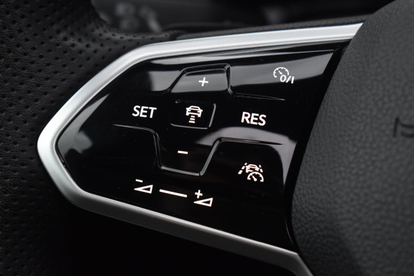 Volkswagen Golf 1.5 eTSI Variant 3x R Line Pano Keyless Lane Camera Trekhaak