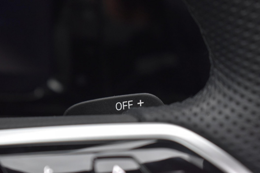 Volkswagen Golf 1.5 eTSI Variant 3x R Line Pano Keyless Lane Camera Trekhaak