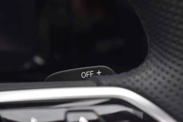 Volkswagen Golf 1.5 eTSI Variant 3x R Line Pano Keyless Lane Camera Trekhaak