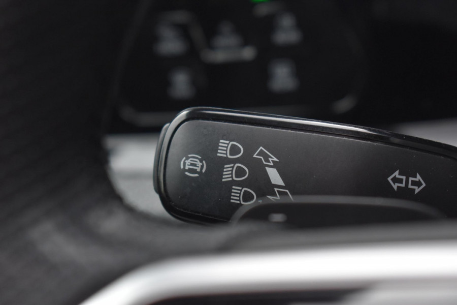 Volkswagen Golf 1.5 eTSI Variant 3x R Line Pano Keyless Lane Camera Trekhaak